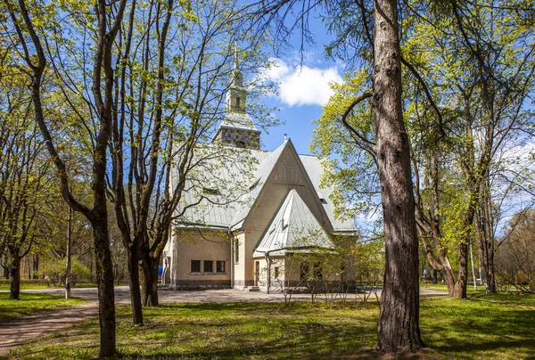 Kościół Mariacki Otoczony Zielonymi Drzewami Hamina Finlandia — Zdjęcie stockowe