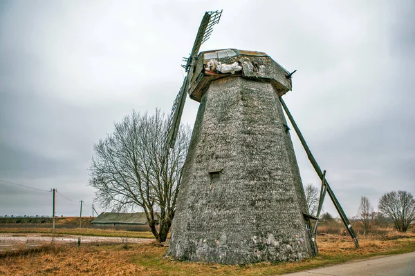 曇った空の下で古い石の風車 — ストック写真