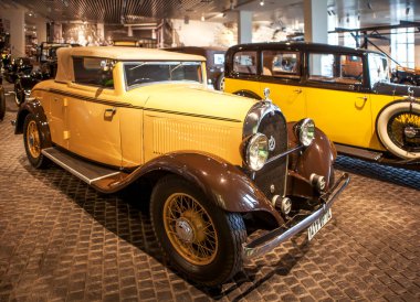 VERKHNYAYA PYSHMA, RUSSIA - 12 Haziran 2019: Yüksek rütbeli devlet adamları için tasarlanan araba fotoğrafları. Otomobil ekipmanları müzesi UMMC 