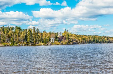 Arkasında bir göl olan güzel bir manzara.
