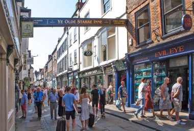 YORK, GREAT BRITAIN - 26 AĞUSTOS 2019: Kargaşa 'nın ortaçağ sokağının fotoğrafı