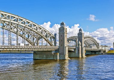 Bolsheokhtinsky Köprüsü (İmparator Büyük Peter). St. Petersburg 'da. Rusya
