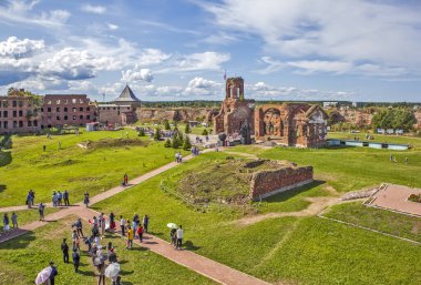 Güneş altında yürüyen insanlar Oreshek Kalesi 'nin bölgesini aydınlattı.