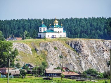 Tepedeki küçük kilise manzarası bulutlu gökyüzü, Aramashevo, Rusya