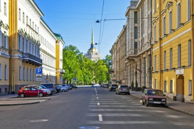 St. PETERSBURG, RUSSIA - 24 Mayıs 2020: Mikhailovsky Kalesi manzaralı Desert Sadovaya Caddesi.
