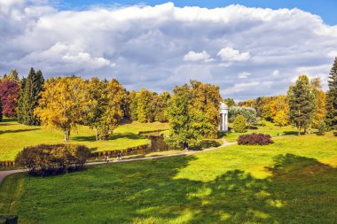 Dere ve küçük eski bina sahneleri ve sonbaharda Pavlovsk Park, Saint Petersburg, Rusya 'da yürüyen insanlar.
