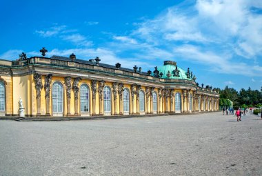 POTSDAM, GERMANY - 28 AĞUSTOS 2019: Baküs ve Bacchante 'nin sarayın güney tarafındaki fotoğrafı ve bronz ismi 