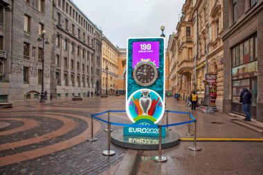 PETERSBURG, RUSSIA - 5 Aralık 2019: Euro 2020 futboluna geri sayım saatinin fotoğrafı. Bolshaya Morskaya Caddesi.