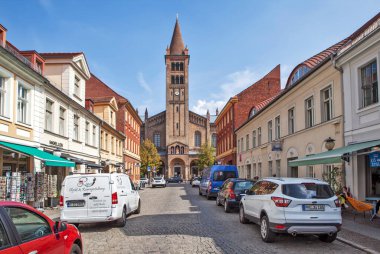 POTSDAM, ALMANY - 28 AĞUSTOS 2019: Havariler Peter ve Paul 'un Katolik pastoral kilisesinin fotoğrafı.
