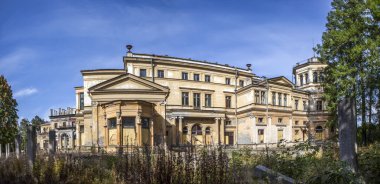 PETERHOF, RUSSIA - 19 Eylül 2019: Büyük Dük Mikhail Nikolaevich 'in Sarayı' nın Fotoğrafı. Malikane Mikhailovka.