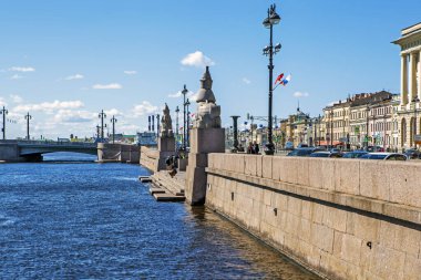 St. PETERSBURG, RUSSIA - 9 Mayıs 2020: Üniversite duvarındaki Sfenks fotoğrafı ve bronz bir lamba (girandole)).