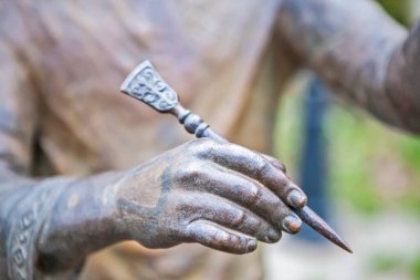 VELIKIY NOVGOROD, RUSSIA - 21 ARALIK 2019: Fotoğrafı yazıldı. Heykelin ilk huş ağacı kabuğu harflerinin bulunduğu yerdeki parçası (Onfimka).