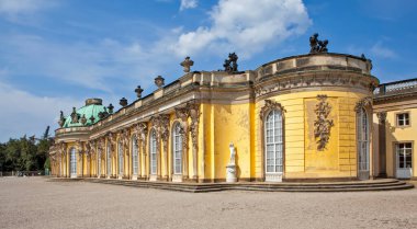 POTSDAM, GERMANY - 28 AĞUSTOS 2019: Baküs ve Bacchante 'nin sarayın güney tarafındaki fotoğrafı ve bronz ismi 