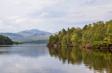 Tepeler Catherine Gölü 'nü yansıtıyor. Sterling. İskoçya. Birleşik Krallık