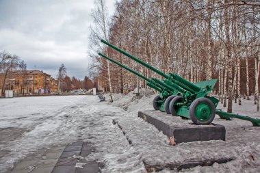 NIZHNY TAGIL, RUSSIA - 3 Mart 2020: Büyük Vatanseverlik Savaşı sırasında ölen metalürjistlerin anıtının önündeki meydanda iki 76 mm 'lik anti-tank silahının fotoğrafı.