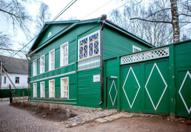 Eski yeşil ahşap bina, geleneksel Rus evi.