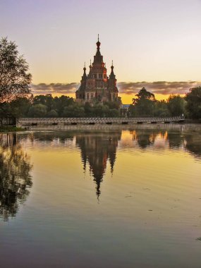 Tsaritsyn Pavyonu ve Aziz Peter ve Paul Kilisesi. Peterhof. St. Petersburg 'da. Rusya