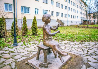 VELIKIY NOVGOROD, RUSSIA - 21 Aralık 2019: İlk huş ağacı kabuğu harflerinin bulunduğu yerdeki Anıt Fotoğrafı (Onfimka).