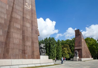 BERLİN, GERMANY - 14 AĞUSTOS 2019: Granit sancaklarının fotoğrafı yas tutarak defin için bir geçit oluşturdu. Treptow Parkı