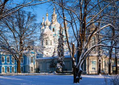 Renkli, kış manzaralı bahçe bölümü Smolny 'den Diriliş Katedrali' ne. St. Petersburg 'da. Rusya