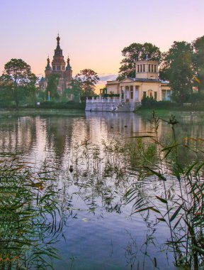 Tsaritsyn Pavyonu ve Aziz Peter ve Paul Kilisesi. Peterhof. St. Petersburg 'da. Rusya