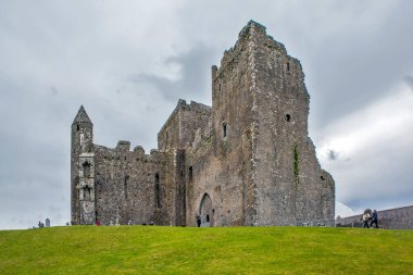Cashel Kayası 12.-13. yüzyılda harap olmuş bir kaledir. Güney Tipperary ilçesi. İrlanda