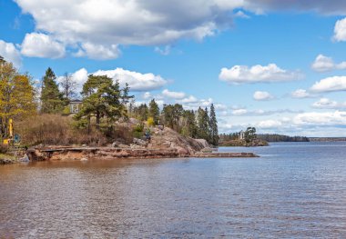 Arka planda nehir ve göl olan güzel bir manzara.