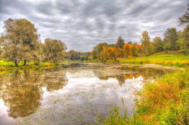 Ağaçlar ve nehirlerle dolu sonbahar manzarası