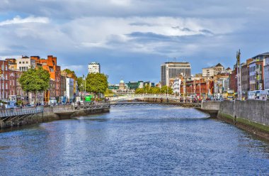 DUBLIN, IRELAND - 19 AĞUSTOS 2019: Liffey Nehri ve Yarıpeni Köprüsü Görünümü.