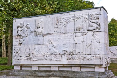 BERLİN, Almanya - 14 AĞUSTOS 2019: Treptow Park 'taki anıt