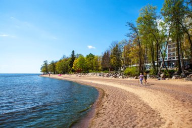 Güneşli bir yaz gününde kumsal ve nehir manzarası.