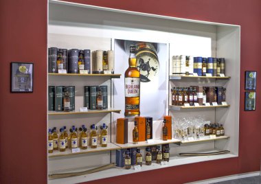 BLACKFORD, GREAT BRITAIN - 24 Ağustos 2019: Fotoğraf: Tullibardine Damıtımevi