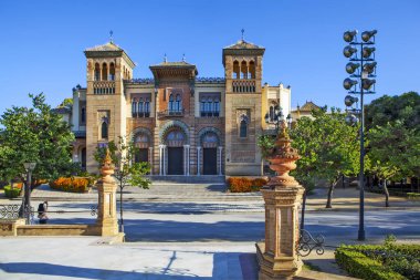 SEVILLE, İspanya - 30 Mayıs 2013 İspanya Meydanı. Neo-Moorish tarzı şehir kıyafeti. Sevilla