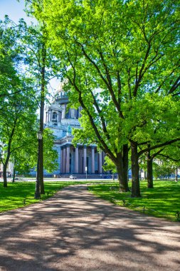 Güzel bir yaz parkı. St. Petersburg 'un mimarisi ve parkları