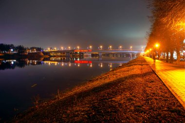 Nehir ve köprüyle rıhtım manzarası, Veliky Novgorod, Rusya