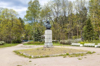 Ilya Repin anıtı park sahnesinde