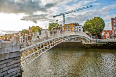 DUBLIN, IRELAND - 19 AĞUSTOS 2019: Liffey Nehri ve Yarıpeni Köprüsü Görünümü.