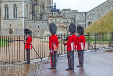 WINDSOR, GREAT BRITAIN - 16 AĞUSTOS 2019 İngiliz kraliyet muhafızlarının fotoğrafı.