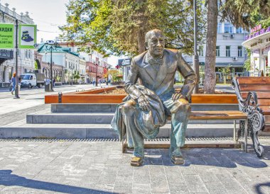 NIZHNY NOVGOROD, RUSSIA - HAZİRAN 03, 2019: Evgeny Evstigneev Anıtı Fotoğrafı (Drama Tiyatrosu 'nun yakınındaki)).