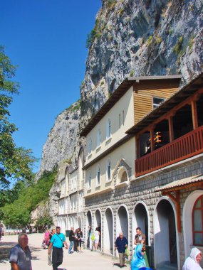 DANILOVRAD, MONTENEGRO - 21 Eylül 2009: Bileşik Manastır Yukarı Ostrog 'un Fotoğrafı, manastır hücreleri ve hediyelik eşya dükkanları