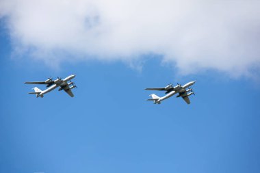 PETERSBURG, RUSSIA - 26 Temmuz 2020: Fotoğraf: Tu-142 (NATO kodlaması: Bear-F) - Sovyet ve Rus uzun menzilli anti-denizaltı uçağı (DPLS). Donanma Günü geçidi