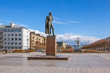 St. PETERSBURG, RUSSİA - 10 Nisan 2020: Smolny Katedrali 'nin arka planında Dzerzhinsky.