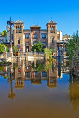 SEVILLE, İspanya - 30 Mayıs 2013 İspanya Meydanı. Neo-Moorish tarzı şehir kıyafeti. Sevilla