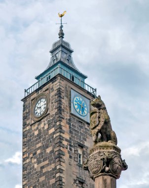 Bulutlu gökyüzünde eski taş saat kulesi, Sterling, İskoçya, Birleşik Krallık