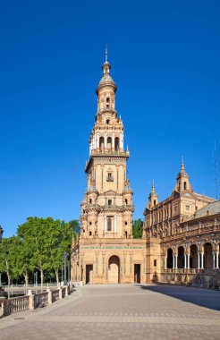 SEVILLE, İspanya - 30 Mayıs 2013 İspanya Meydanı. Neo-Moorish tarzı şehir kıyafeti. Sevilla