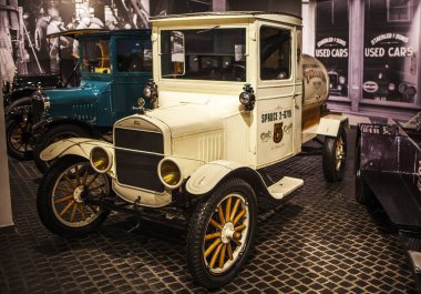 VERKHNYAYA PYSHMA, RUSSIA - 12 Haziran 2019: Yüksek rütbeli devlet adamları için tasarlanan araba fotoğrafları. Otomobil ekipmanları müzesi UMMC 