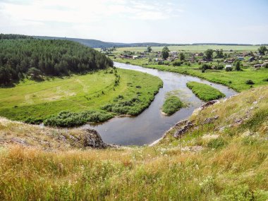 Nehir manzarası yeşillik ve uzak köy evleri ile çevrili, Aramashevo, Rusya