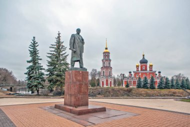 STARAYA RUSSA, RUSSIA - 20 ARALIK 2019: VI. Lenin, Diriliş Katedrali 'nin arka planında.