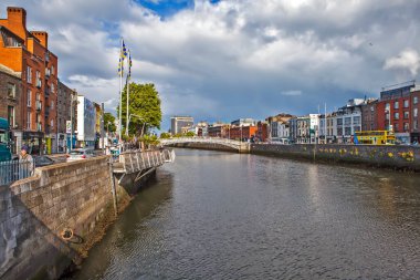 DUBLIN, IRELAND - 19 AĞUSTOS 2019: Liffey Nehri ve Yarıpeni Köprüsü Görünümü.