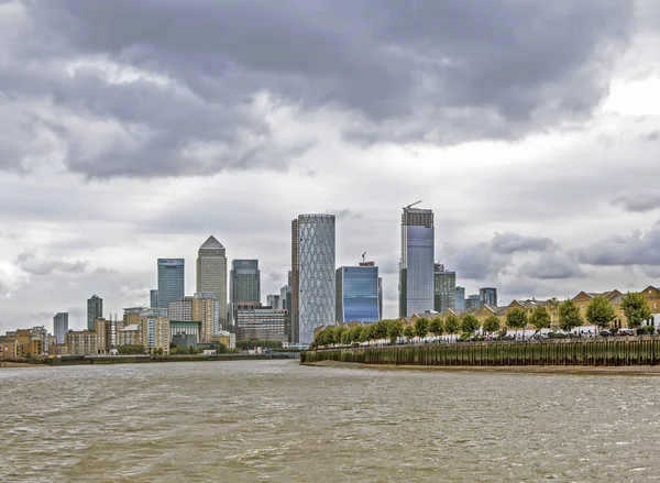 ロンドン グレートブリテン島 8月17 2019 水から現代の住宅街の写真 — ストック写真